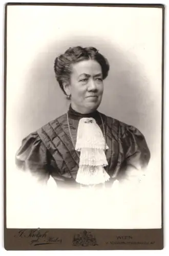 Fotografie J. Kotsch, Wien, Schönbrunnerstrasse 47, Porträt einer Dame in feiner Kleidung
