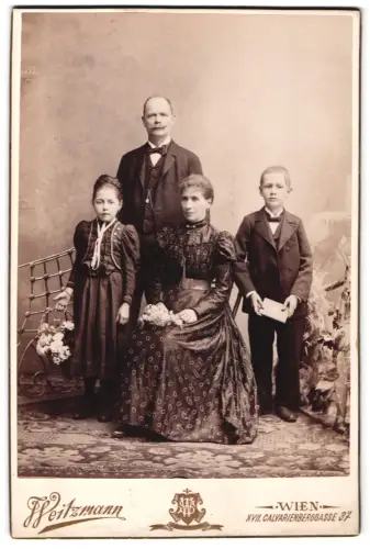 Fotografie Weitzmann, Wien, Calvarienberggasse 37, Familienporträt mit Kindern