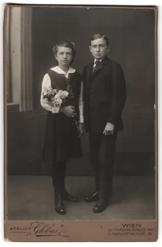 Fotografie Atelier Globus, Wien, Mariahilferstr. 141, Junge und Mädchen in feiner Kleidung