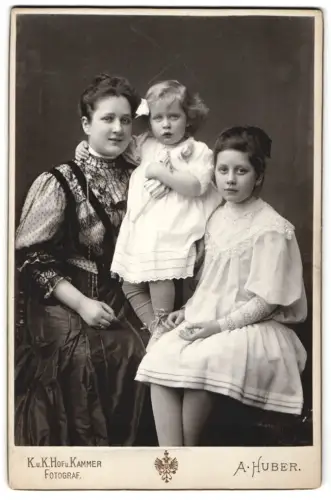 Fotografie A. Huber, Wien, Stefansplatz 2, Porträt einer Mutter mit zwei Kindern
