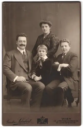 Fotografie Gustav Schubert, Wien, Breitenseerstrasse 26, Porträt einer Familie