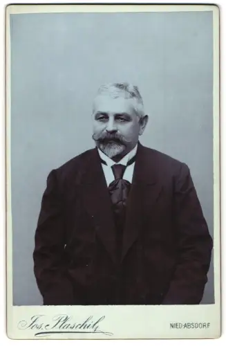 Fotografie Jos. Plaschil, Wien, Nied. Absdorf 114, Porträt eines älteren Mannes mit Schnurrbart