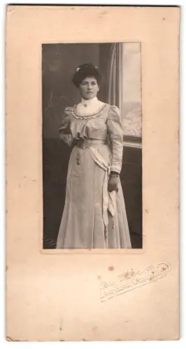 Fotografie Josef Suter, Landsberg a. L., Hauptplatz 11, Porträt einer Dame in eleganter Kleidung