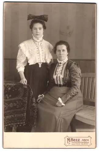 Fotografie M. Beez, Asch, Kaiserstrasse, Zwei Damen in eleganter Kleidung