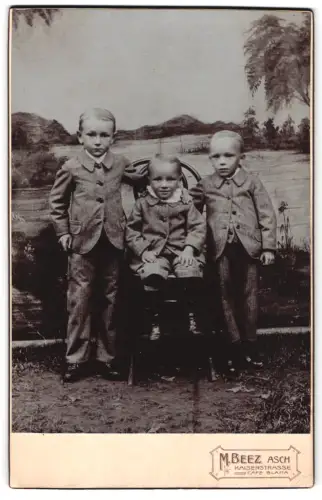 Fotografie M. Beez, Asch, Kaiserstrasse, Drei Kinder in eleganter Kleidung