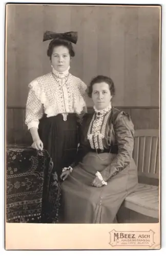 Fotografie M. Beez, Asch, Kaiserstrasse, Zwei Damen in eleganter Kleidung