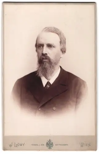 Fotografie J. Löwy, Wien, Weihburggasse 31, Porträt eines Mannes mit Bart