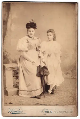 Fotografie Wimmer, Wien, Alserstrasse 43, Damen im eleganten Kleid