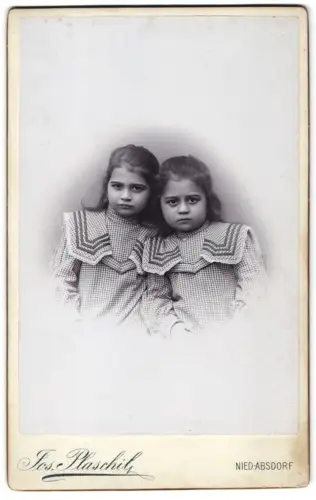 Fotografie Jos. Plaschil, Wien, Nied. Absdorf 114, Zwei Mädchen