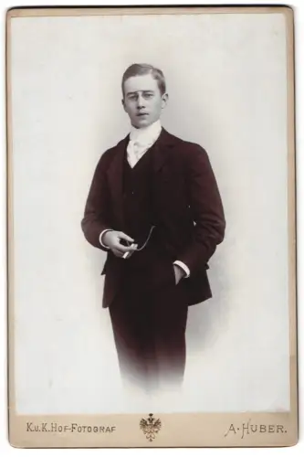 Fotografie A. Huber, Wien, Stefansplatz 2, Eleganter junger Mann mit Brille