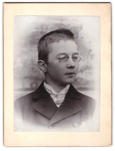 Fotografie unbekannter Fotograf und Ort, Porträt eines Jungen mit Brille