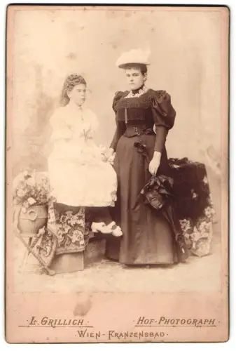 Fotografie L. Grillich, Wien, Hauptstrasse 17, Zwei Damen in edler Garderobe