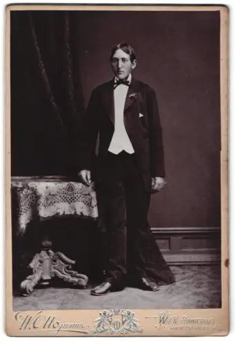 Fotografie Wilhelm Ottojunior, Wien, Hauptstrasse 47, Eleganter junger Mann im Anzug