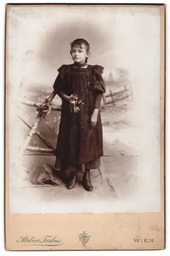 Fotografie Atelier Ferbus, Wien, Ottakringerstrasse 126, Mädchen mit Blumenstrauss