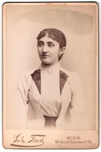 Fotografie Edm. Tietz, Wien, Mariahilferstrasse 110, Porträt einer jungen Frau