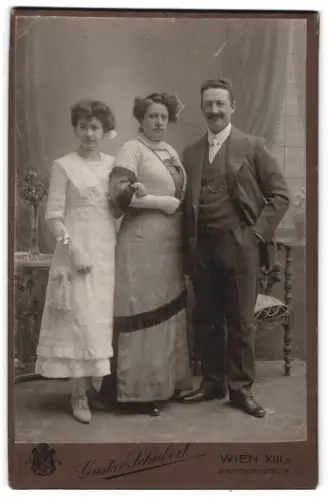 Fotografie Gustav Schubert, Wien, Breitenseerstrasse 28, Drei Personen in eleganter Kleidung