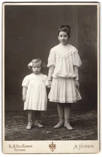 Fotografie A. Huber, Wien, Stefansplatz 2, Zwei Mädchen in weissen Kleidern