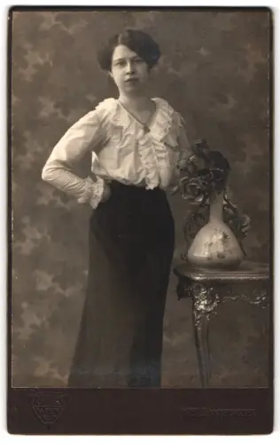 Fotografie R. Schaller, Wien, Bognergasse 7, Porträt einer eleganten Dame
