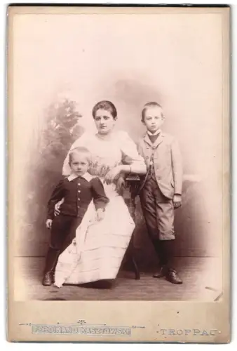 Fotografie Ferdinand Kasztowski, Troppau, Sperrgasse 38, Familienportrait mit zwei Kindern