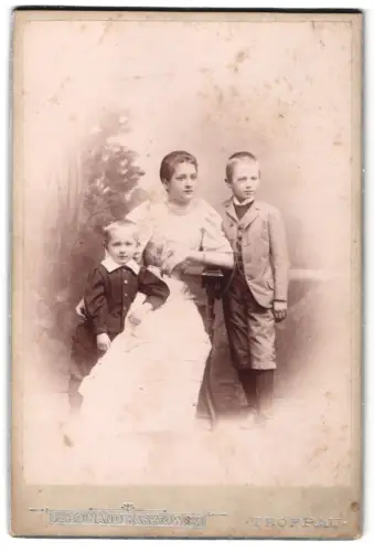 Fotografie Ferdinand Kasztowski, Troppau, Sperrgasse 38, Mutter mit zwei Kindern