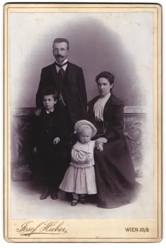 Fotografie Josef Huber, Wien, Arndtstrasse 72, Familienporträt mit zwei Kindern