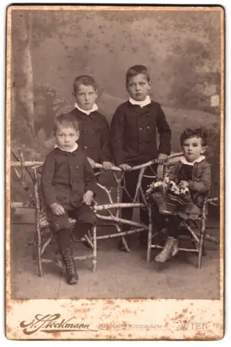 Fotografie N. Stockmann, Wien, Praterstrasse 10, Vier Jungen mit Blumenkorb