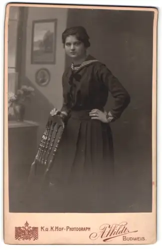 Fotografie A. Wildt, Budweis, Lobkowitzplatz 6, Junge Frau im Matrosenkleid