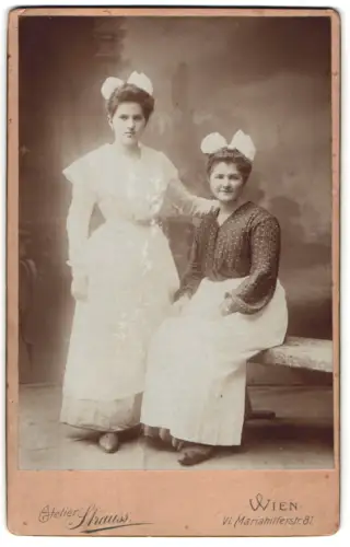 Fotografie Strauss, Wien, Mariahilferstrasse 81, Zwei Frauen mit Schleifen im Haar