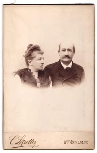 Fotografie Carl Skutta, Wr. Neustadt, Bahngasse 27, Porträt eines Paares
