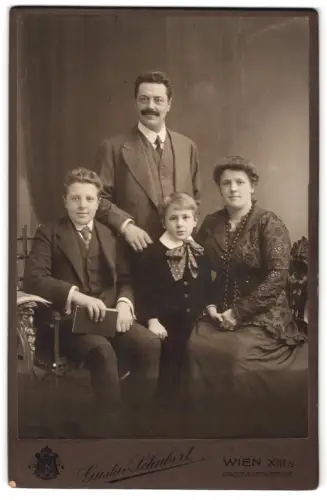 Fotografie Gustav Schubert, Wien, Breitenseerstrasse 28, Familie mit zwei Kindern