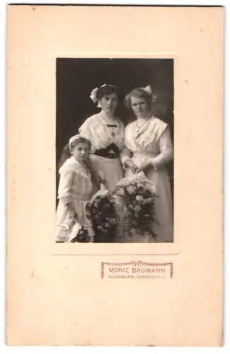 Fotografie Moriz Baumann, Augsburg, Wertachstr. 27, Zwei Damen und ein Mädchen mit Blumengestecken
