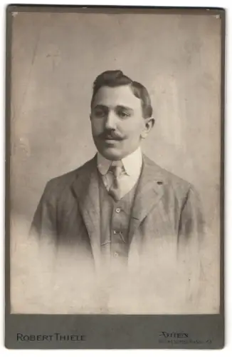 Fotografie Robert Thiele, Wien, Alserstrasse 43, Porträt eines eleganten Herrn