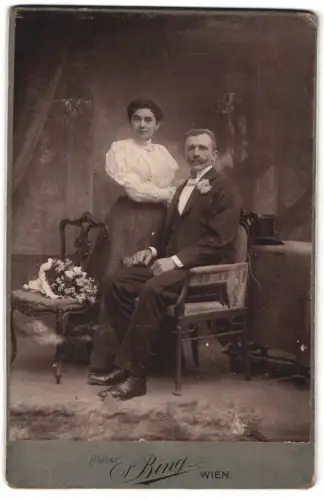 Fotografie S. Bing, Wien, Goldschmidgasse 4, Paarporträt mit Blumenarrangement