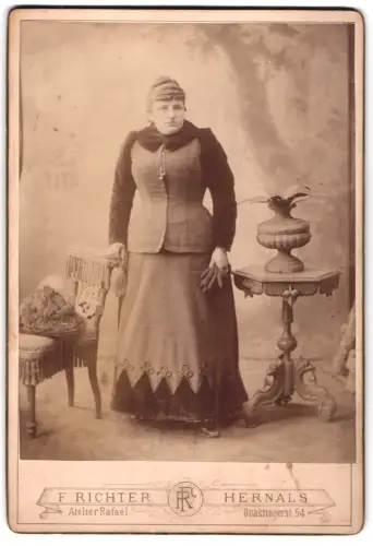 Fotografie F. Richter, Hernals, Ottakringerstrasse 54, Dame mit dekorativem Tisch und Stuhl