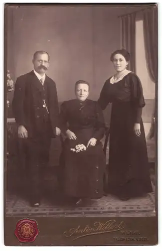 Fotografie Anton Willert, Wien, Schallergasse 44, Drei Personen in feierlicher Pose