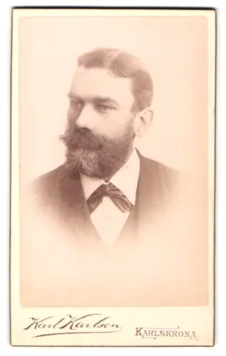 Fotografie Karl Karlson, Karlskrona, Ronnebygatan 23, Porträt eines Herren, 1890