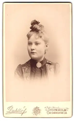 Fotografie Dahllof, Stockholm, Hamngatan 38, Porträt der Frau Selma Ekläss, 1890