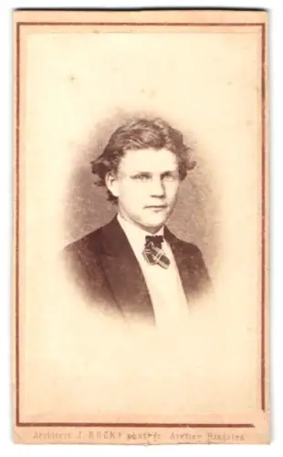 Fotografie J. Bock, Ringsted, Søgade, Porträt des jungen Mannes Carl Lindquist