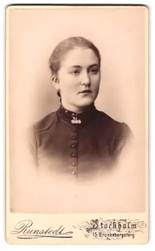 Fotografie Oscar Runstedt, Stockholm, Brunkebergstorg 15, Porträt der Frau maria Pelleroon, 1889