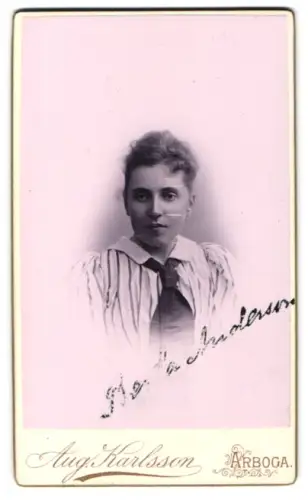 Fotografie Aug. Karlsson, Arboga, Porträt der Frau Anderson