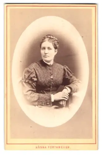 Fotografie Hanna Forthmeiier, Helsingborg, Frau im eleganten Kleid