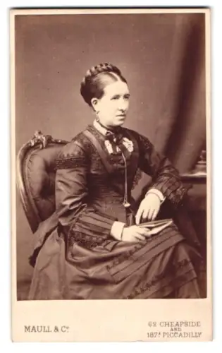 Fotografie Maull & Co., London, Cheapside 62, Dame im Kleid