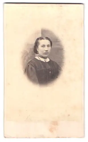 Fotografie L. Fleischhauer, Witzenhausen, Portrait der Frau Auguste