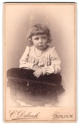 Fotografie C. Delank, Berlin, Friedrichstr. 185, Porträt des Mädchen Martha Haver im Alter von 3 Jahren