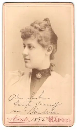 Fotografie G. Avati, Napoli, Strada Vittoria, Portrait der Frau Beatrice, 1892