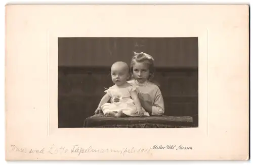 Fotografie Atelier Uhl, Giessen, Hans und Lotte Töpelmann als Kinder im Juli 1911