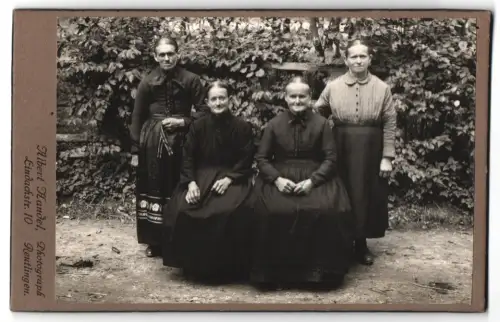 Fotografie Albert Handel, Reutlingen, Lindachstr. 10, Frau Werner mit ihren drei Schwestern