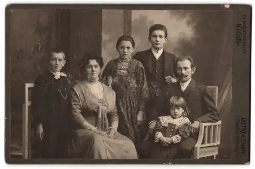 Fotografie Hans Möller, München, Augustenstrasse 75, Familie Josef Feicht mit Kindern Pepi, Anni und Marerl