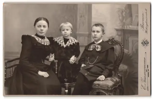 Fotografie E. Zimmermann, Barmen, Heckinghauserstrasse 11, Frau Hensen mit ihren Kindern
