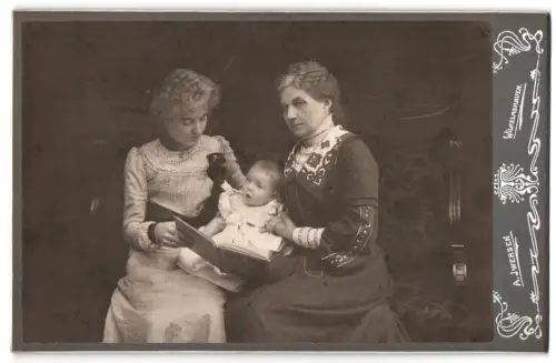 Fotografie A. Iwersen, Wilhelmshaven, Frau Grister, Werner Schönfeld und Frau Schönfeld im Jahr 1902